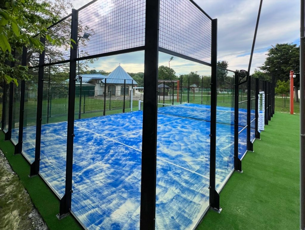 Szabványos padel pálya 20x10 méteres mérettel, FIP előírás szerint